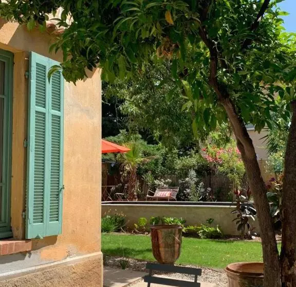 تختخواب و صبحانه La Villa Des Amandiers