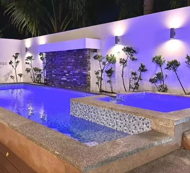 ペンション The Farmhouse Villa Beach Resort