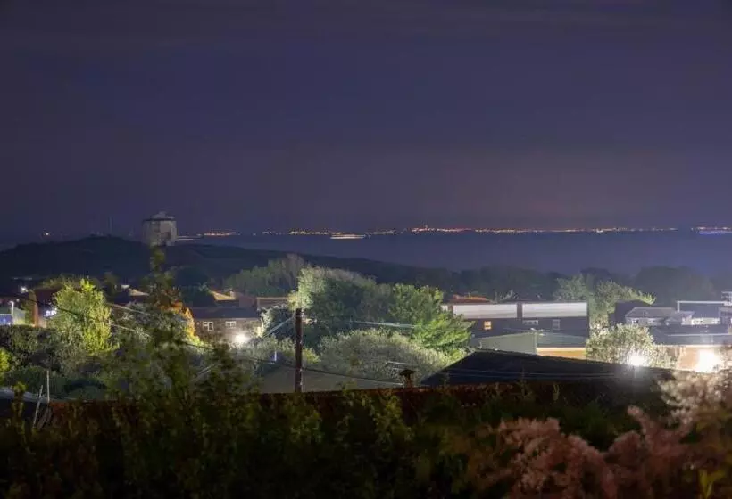 پانسیون Bijou Annexe, Sea View, Private Entrance & Parking   Folkestone