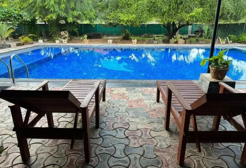 پانسیون Paris Garden Resort