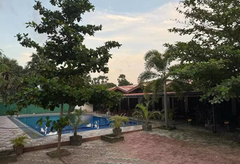 پانسیون Paris Garden Resort