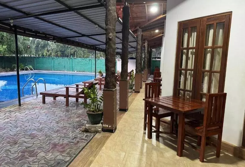 پانسیون Paris Garden Resort