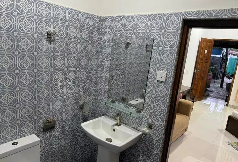 پانسیون Paris Garden Resort