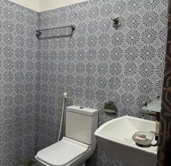 پانسیون Paris Garden Resort