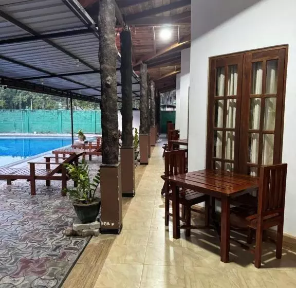 پانسیون Paris Garden Resort