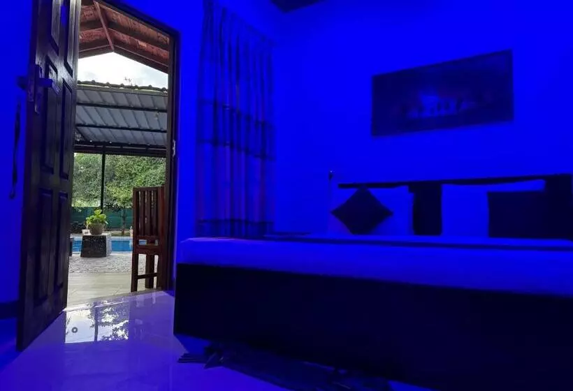 پانسیون Paris Garden Resort