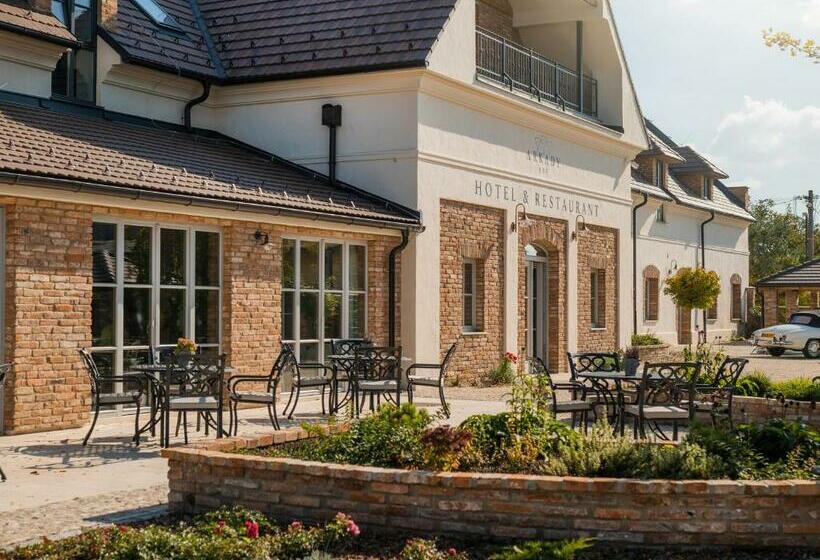 Отель Arkady Hof