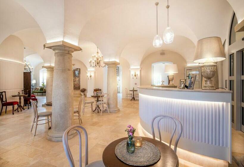 Отель Arkady Hof