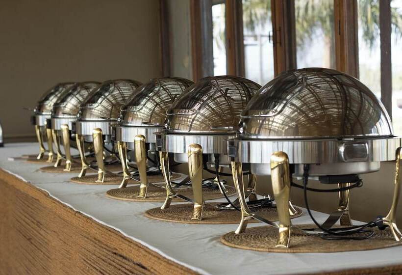 استراحتگاه Sanctuary   Chitwan National Park , Nepal