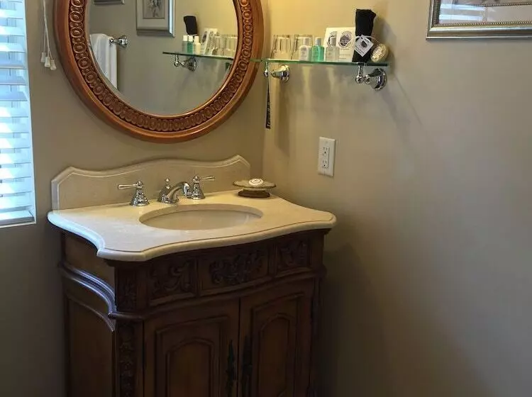 Brookside Mountain Mist Inn B&b