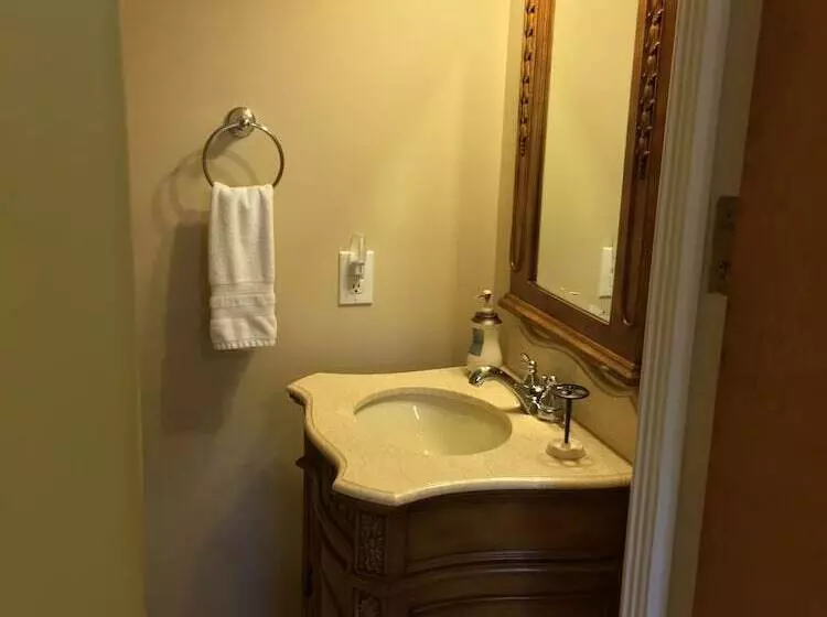 Brookside Mountain Mist Inn B&b