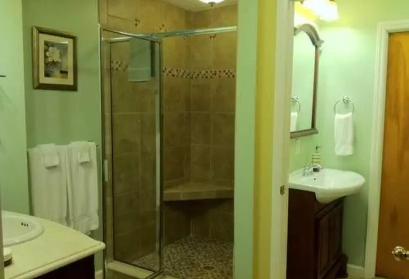 Brookside Mountain Mist Inn B&b