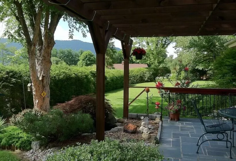 Brookside Mountain Mist Inn B&b