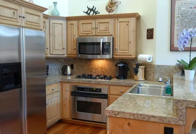 Отель Lift Lodge Condo