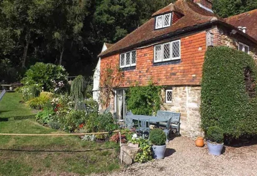 فندق Strand House