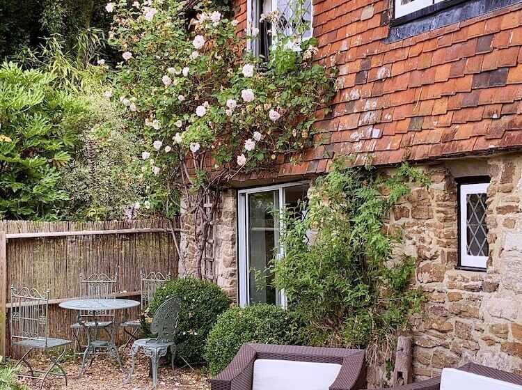 فندق Strand House