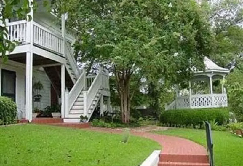 Red Bluff Cottage Bed & Breakfast