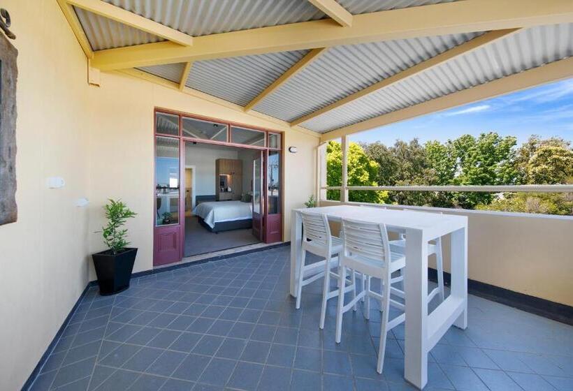 Отель The Tanunda Club Guest Suites