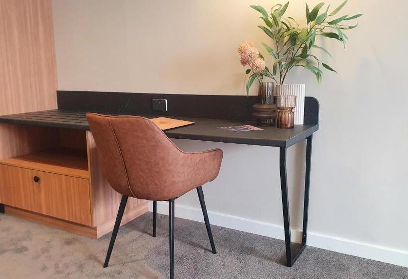 Отель The Tanunda Club Guest Suites