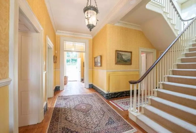 Pantybeiliau House Bed & Breakfast