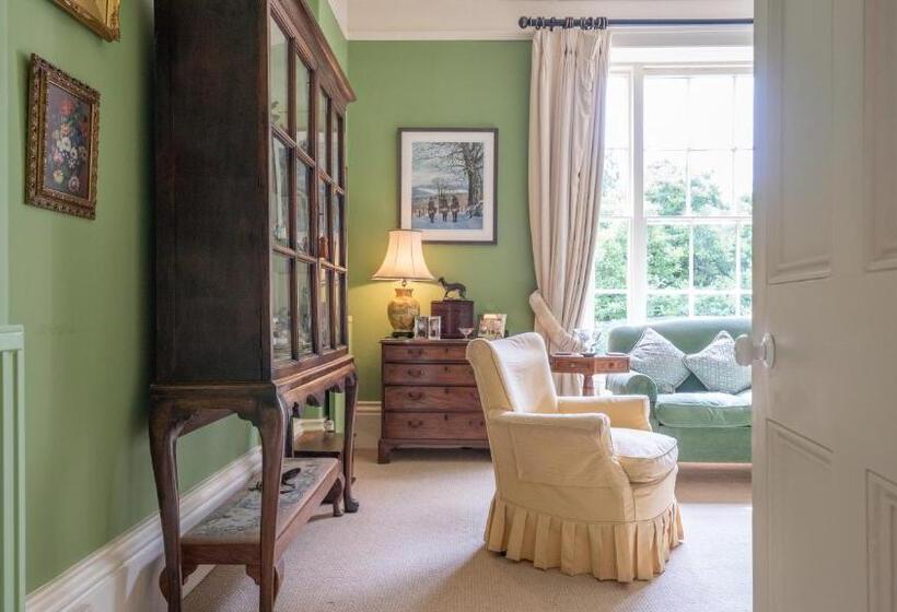 Pantybeiliau House Bed & Breakfast