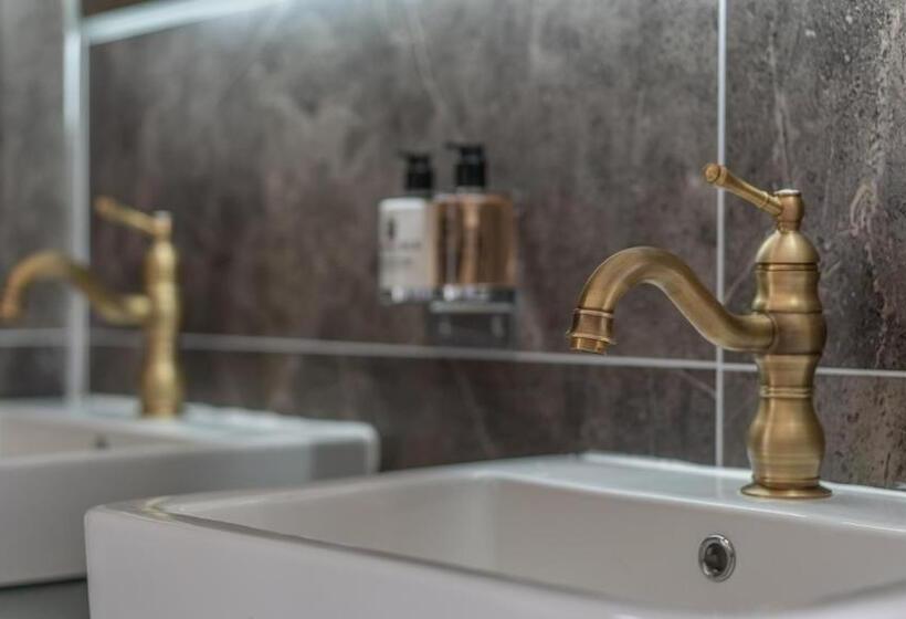 Pantybeiliau House Bed & Breakfast