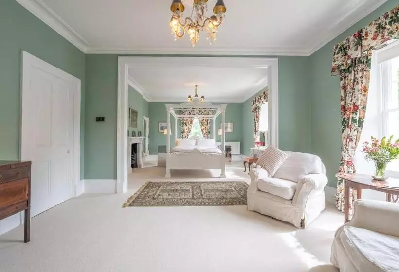 Pantybeiliau House Bed & Breakfast