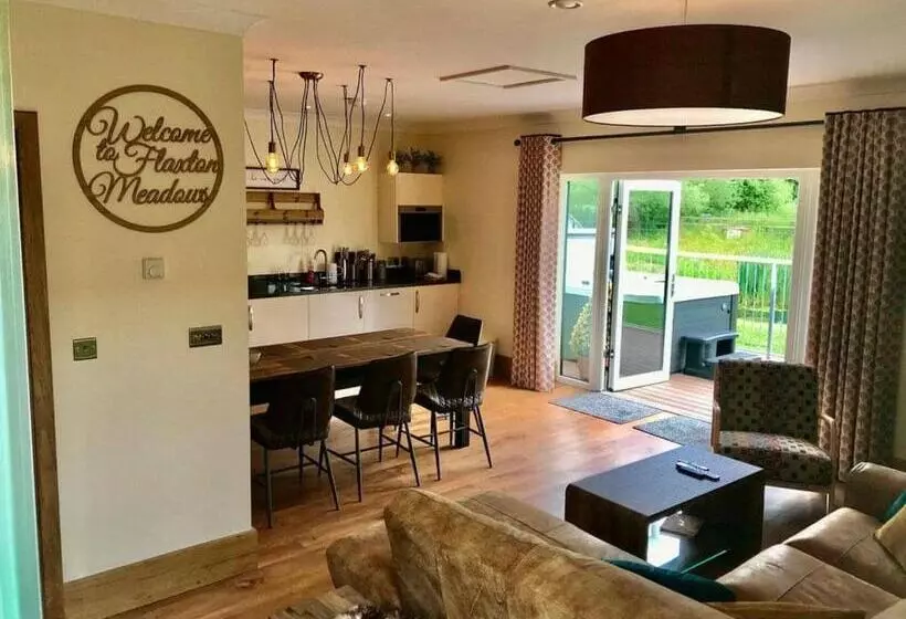 Lomakeskus Flaxton Meadows Luxury Lodges