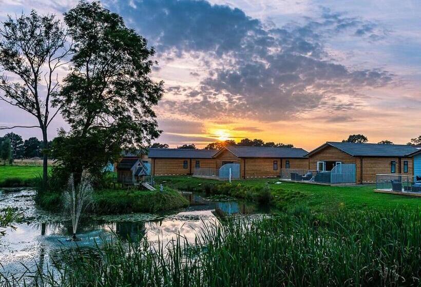 אתר נופש Flaxton Meadows Luxury Lodges