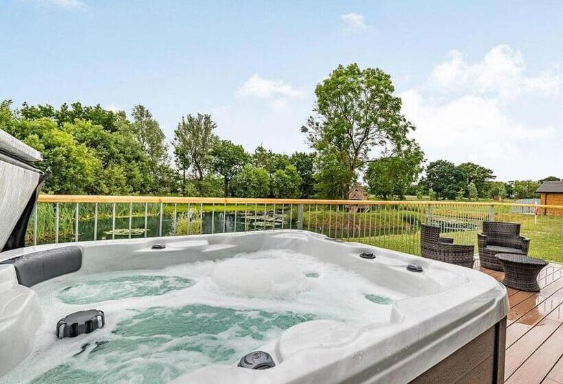 אתר נופש Flaxton Meadows Luxury Lodges