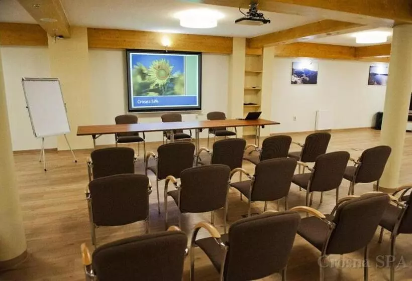 Hotelli Pensjonat Crosna Spa