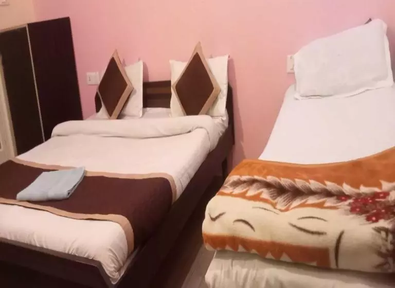 Hotelli Triple One Hostel Tapovan Rishikesh