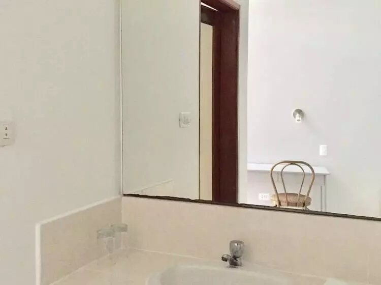 هتل Embassy Beach