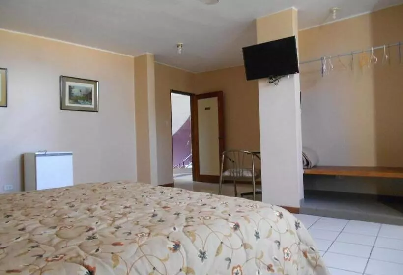 هتل Embassy Beach