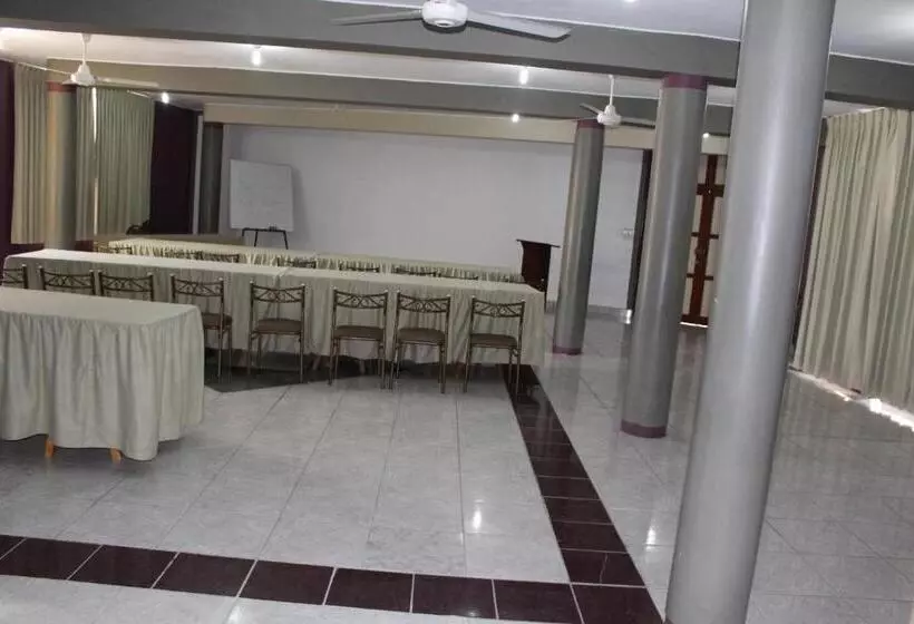 هتل Embassy Beach