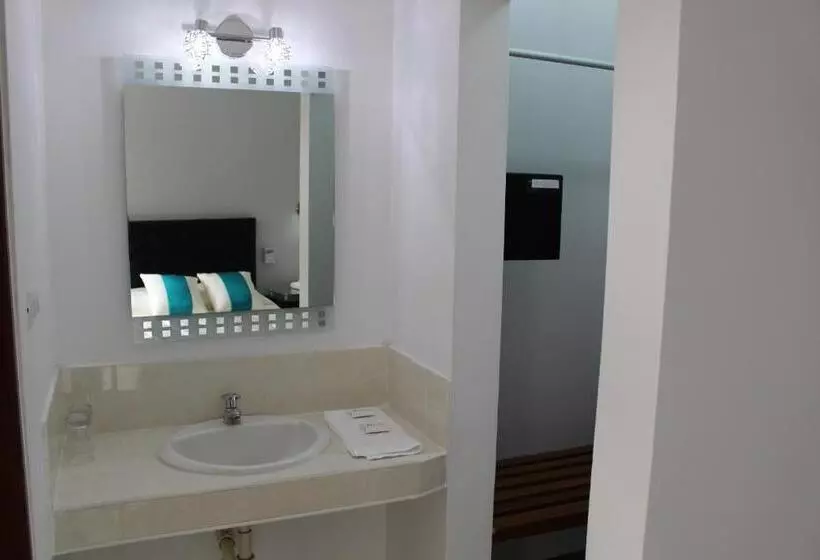 هتل Embassy Beach