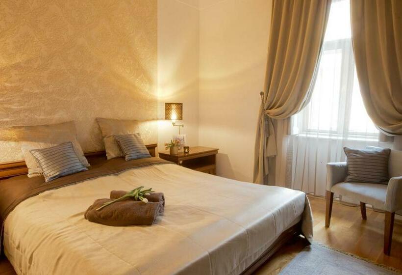 Пансион Városi Vendégház Szentendre