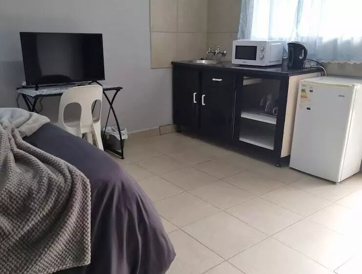 هتل Stay At Home Airport Lodge