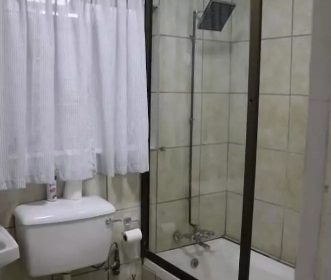 هتل Stay At Home Airport Lodge