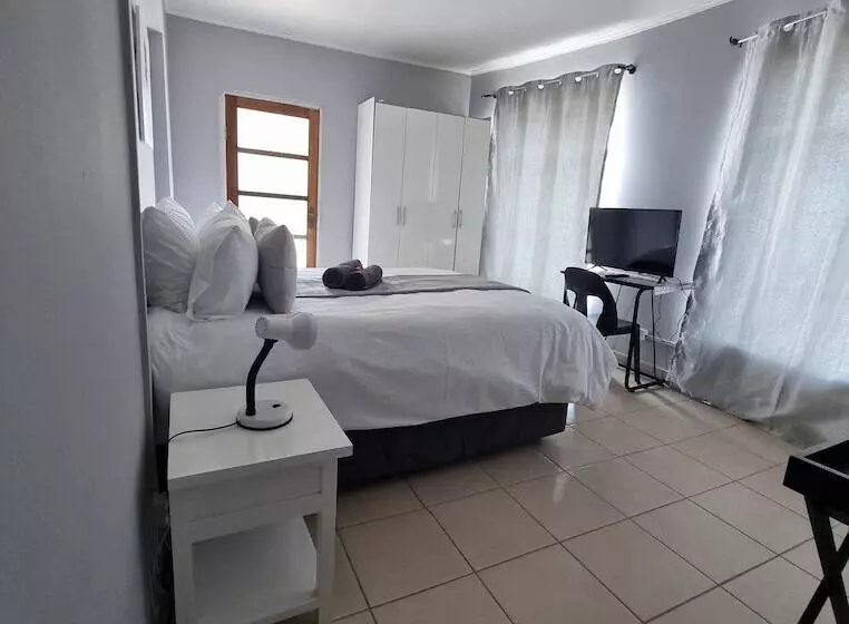 هتل Stay At Home Airport Lodge