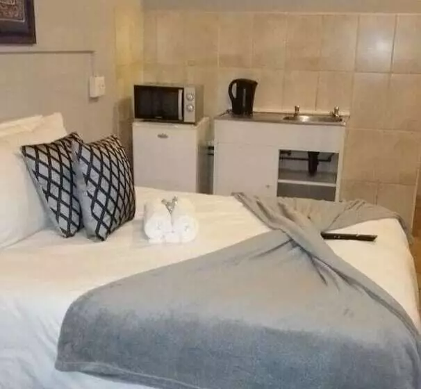 هتل Stay At Home Airport Lodge