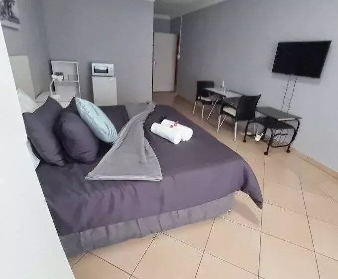 هتل Stay At Home Airport Lodge