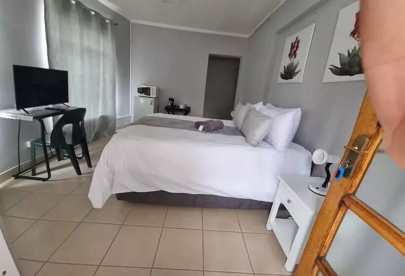 هتل Stay At Home Airport Lodge