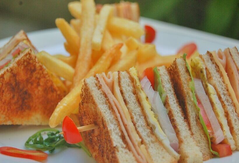 هتل Vaali Maldives Island Escapes & Dive