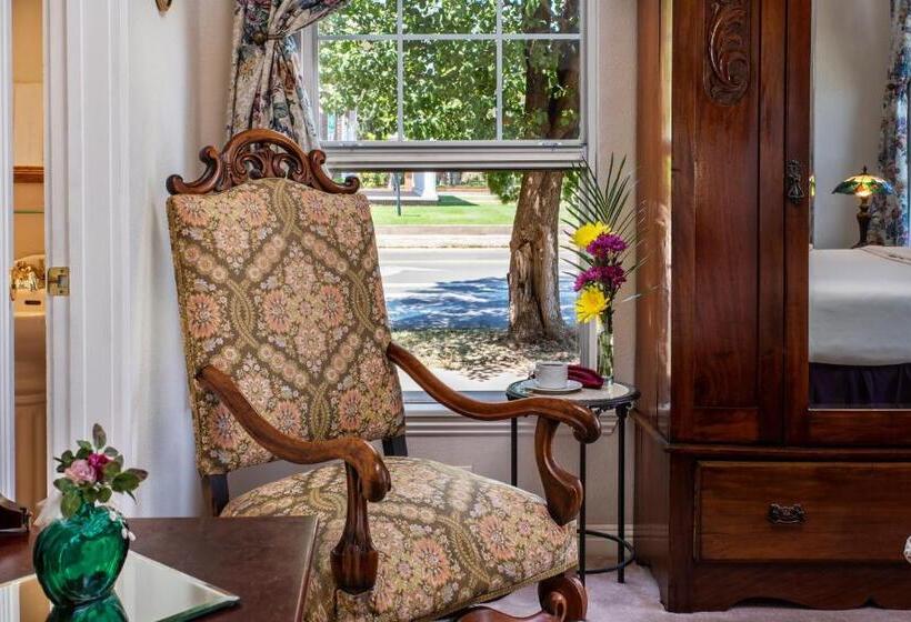 Woodrow House Bed & Breakfast