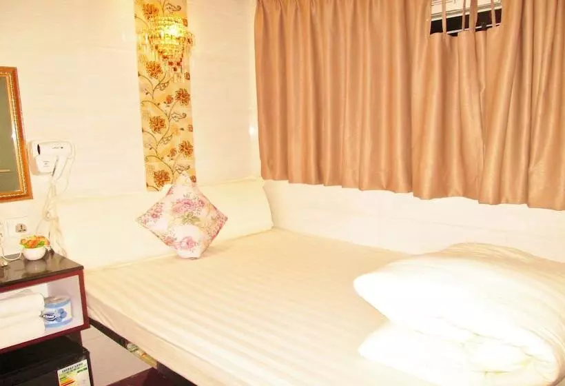 هاستل Relaince International Guest House