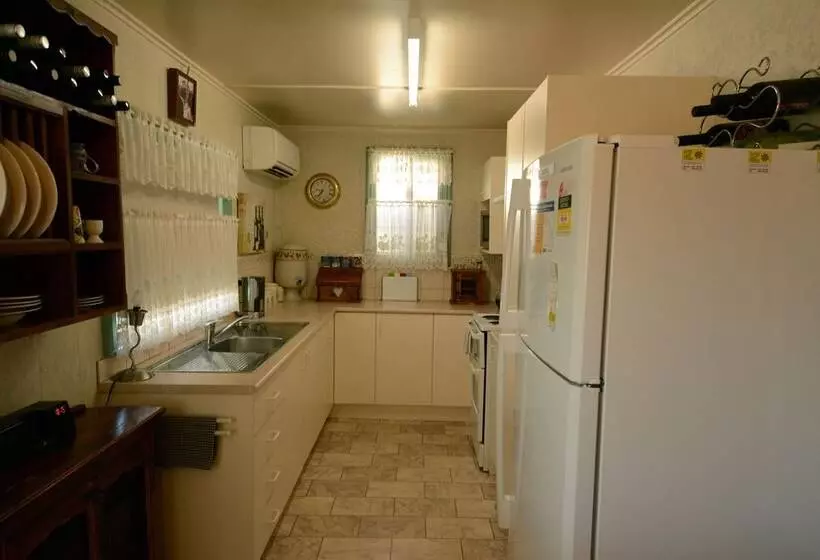 Emaroo Cottages Broken Hill