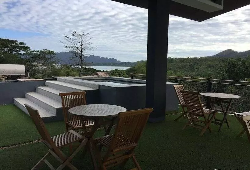 בית מלון כפרי The Funny Lion   Coron