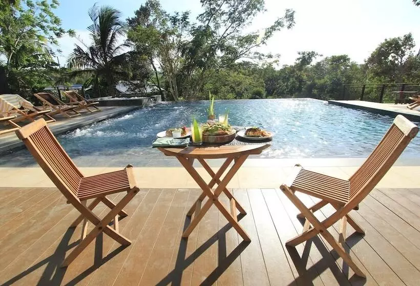 בית מלון כפרי The Funny Lion   Coron