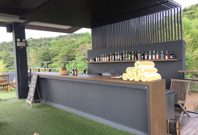 בית מלון כפרי The Funny Lion   Coron